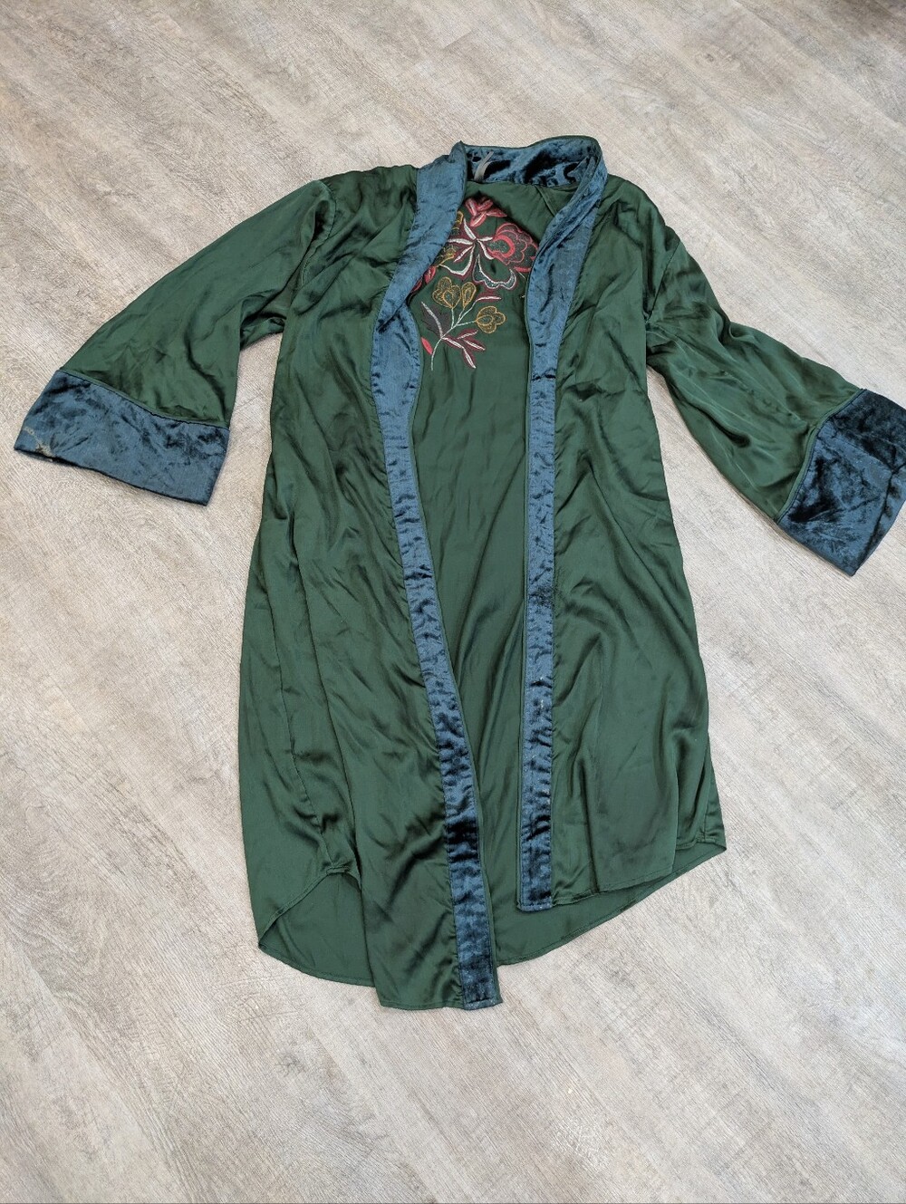 Rare Anthropologie Embroidered Green Satin Kimono Size S/M - Picture 3 of 12